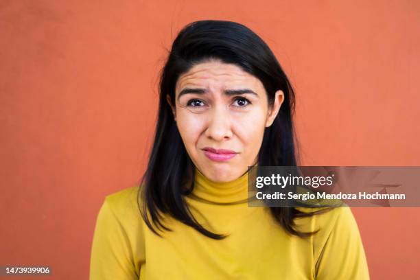 latino woman making a face looking uncertain, confused, perplexed, wtf - verärgert stock-fotos und bilder