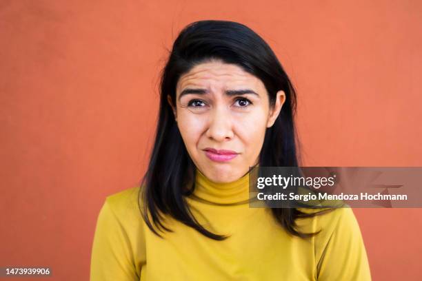 latino woman making a face looking uncertain, confused, perplexed, wtf - disgusto foto e immagini stock