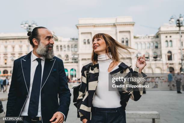 geschäftsleute spazieren in der stadt - piazza del duomo, mailand - galleria vittorio emanuele ii stock-fotos und bilder