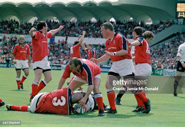 Irish rugby union player John Hayes of Munster scores a try during a Heineken Cup semifinal match against Toulouse at the Stade du Parc Lescure in...