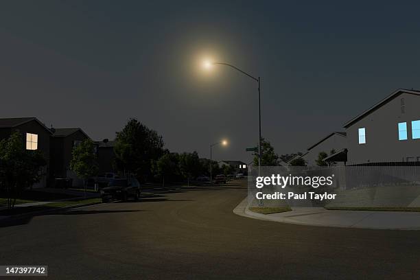 suburban street at night - nachbarschaft stock-fotos und bilder
