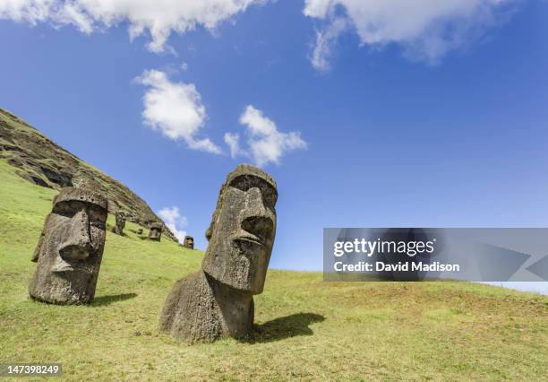 moai statues at rano raraku, the moai quarry. - isla de pascua fotografías e imágenes de stock