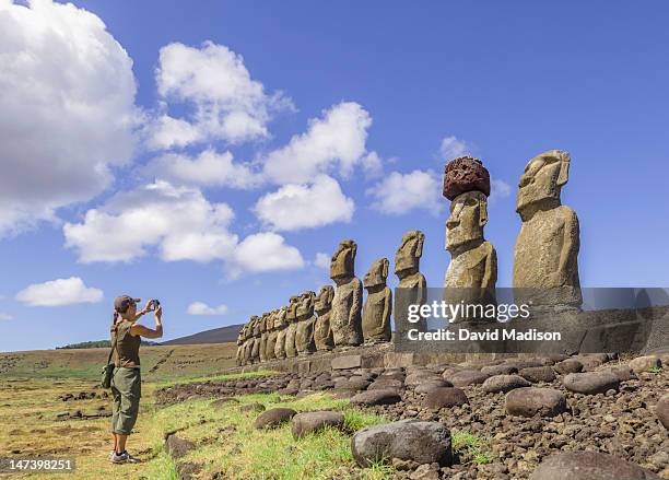 woman photographing moai statues. - no película chilena de 2012 fotografías e imágenes de stock