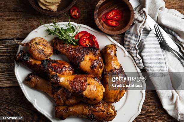 roasted chicken curry legs  on plate and spices, directly above - 太鼓のばち ストックフォトと画像