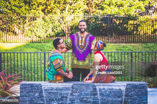 jovens adultos com seu pai em roupas tradicionais estilo kwanzaa em um retrato de família ao ar livre - african american culture - fotografias e filmes do acervo