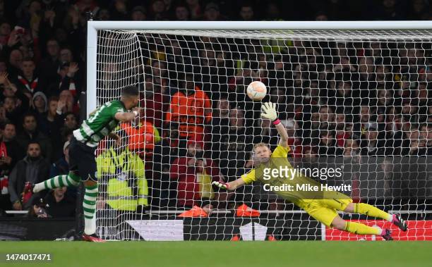 Jerry St. Juste of Sporting CP scores their side's first penalty during the penalty shoot out past Aaron Ramsdale of Arsenal during the UEFA Europa...