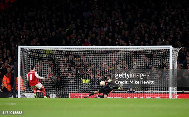 Antonio Adan of Sporting CP saves the fourth Arsenal penalty took by Gabriel Martinelli of Arsenal during the penalty shoot out during the UEFA...
