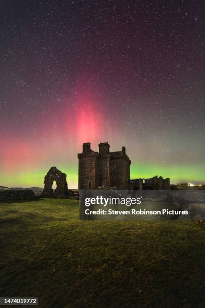 aurora over balvaird castle, scotland on 26th february 2022 - perth escócia imagens e fotografias de stock