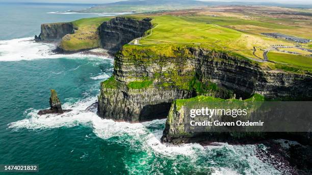 luftaufnahme von cliffs of moher, cliff of moher irland, luftaufnahme der cliffs of moher an der westküste irlands, irland klippen felsenstein, entspannung naturblick, luftbild natur meerblick, irland natur, drone irland - cliffs of moher stock-fotos und bilder