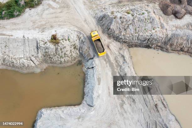 camión volquete en pozo de arena y grava, vista aérea - mina de superficie fotografías e imágenes de stock