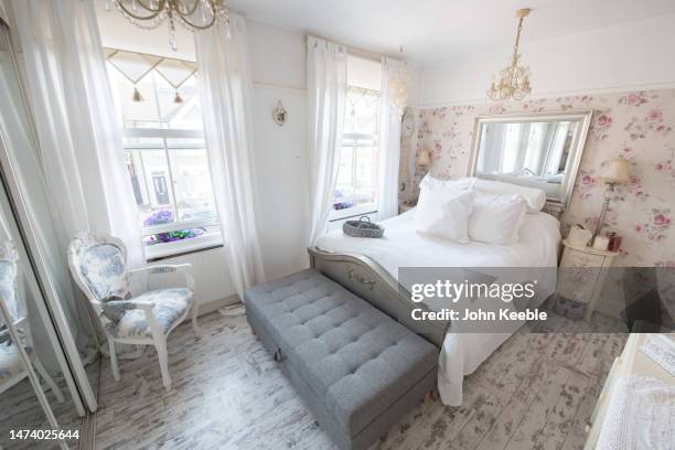 property interiors - shabby chic imagens e fotografias de stock
