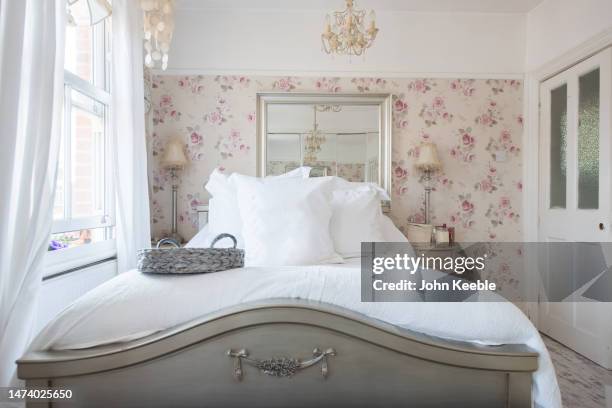 property interiors - shabby chic foto e immagini stock