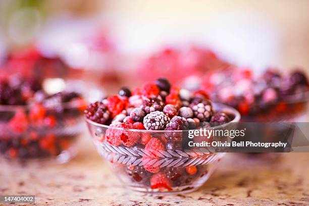frozen summer fruit berries - fruit rouge photos et images de collection