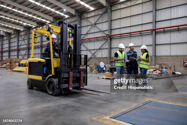 group of employees working at a distribution warehouse - forklift 個照片及圖片檔
