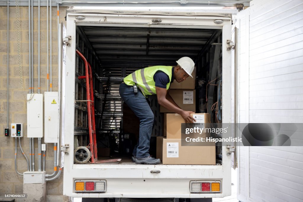 Caixas de carregamento do operador em um caminhão em um armazém de distribuição
