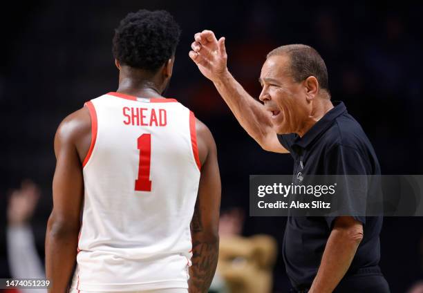 Head coach Kelvin Sampson of the Houston Cougars coaches Jamal Shead during the second half against the Northern Kentucky Norse in the first round of...