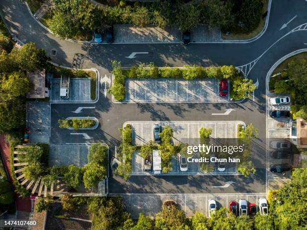 luftaufnahme des parkplatzes im städtischen grüngürtel - klimafreundliche wirtschaft stock-fotos und bilder