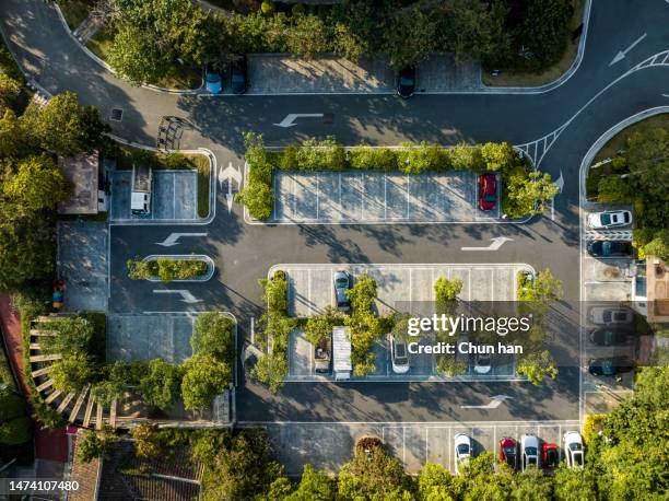 luftaufnahme des parkplatzes im städtischen grüngürtel - auto modern stock-fotos und bilder