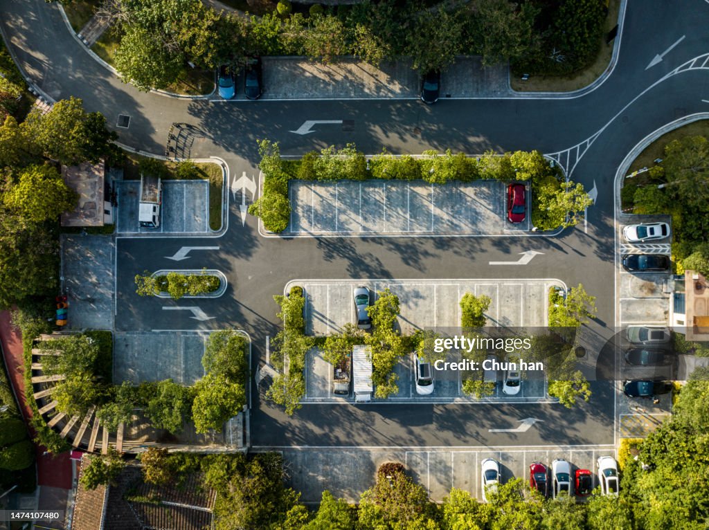 Vista aérea del estacionamiento en el cinturón verde urbano