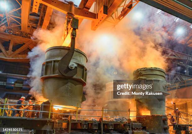flasks pouring molten steel into moulds - industria metálica fotografías e imágenes de stock