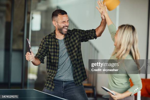 herzlichen glückwunsch zu ihrem sieg im tischtennis! - women's table tennis stock-fotos und bilder