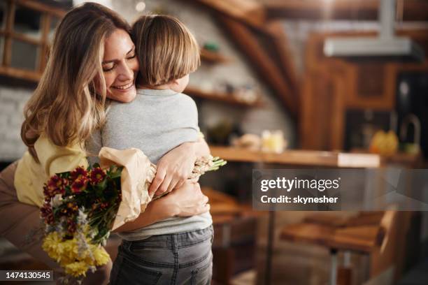 ¡gracias cariño por este hermoso ramo! - mother´s day fotografías e imágenes de stock