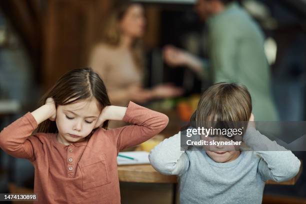 ¡no queremos escuchar a nuestros padres discutiendo! - divorce kids fotografías e imágenes de stock