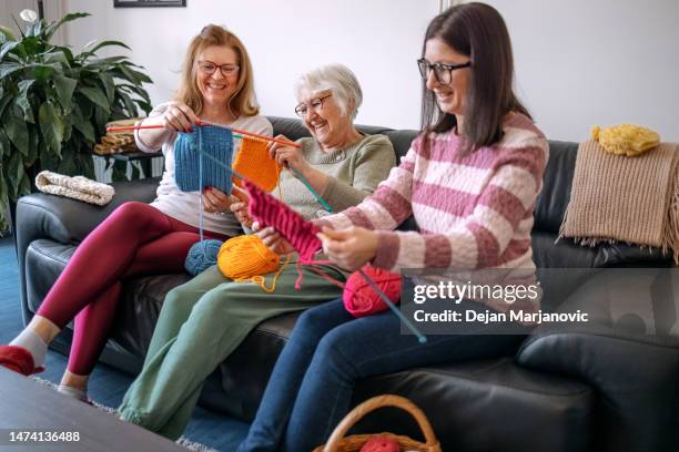 seniorin bringt ihren töchtern das stricken bei - old granny knitting stock-fotos und bilder