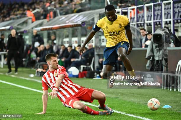 Victor Boniface of Union Saint-Gilloise battles for the ball with Robin Knoche of Union Berlin during the UEFA Europa League round of 16 leg two...