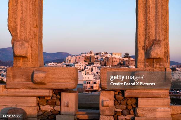 the portara gateway in naxos town - templo de apolo naxos imagens e fotografias de stock