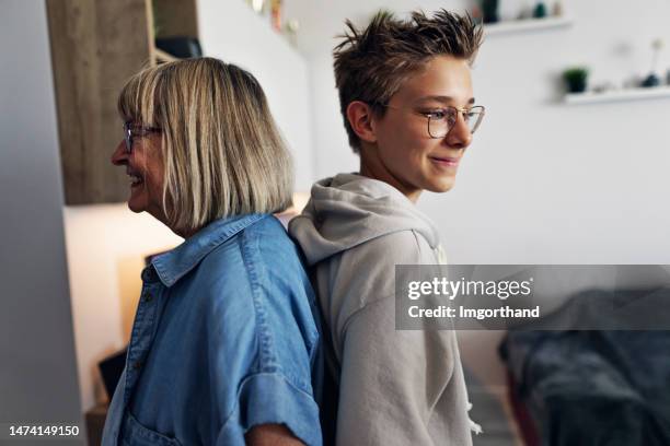 grandson outgrowing his grandmother - lang lichaamslengte stockfoto's en -beelden