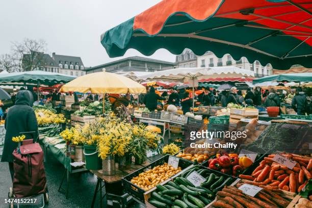 mercado de lices en rennes el sábado - rennes francia fotografías e imágenes de stock