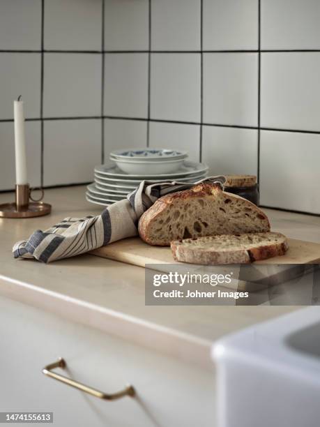 bread on wooden board - theedoek stockfoto's en -beelden