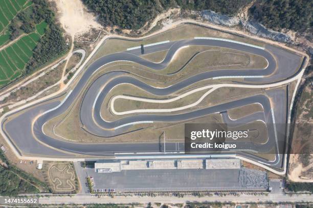 a bird's-eye view of the racetrack - pista-de-automobilismo imagens e fotografias de stock