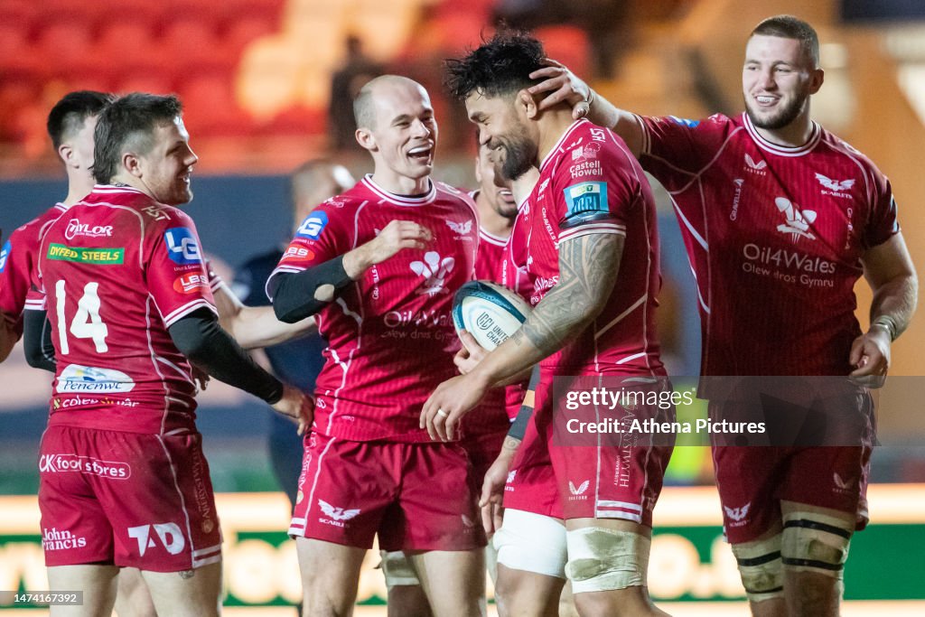 Players of the Scarlets celebrate a try during the United Rugby... News ...