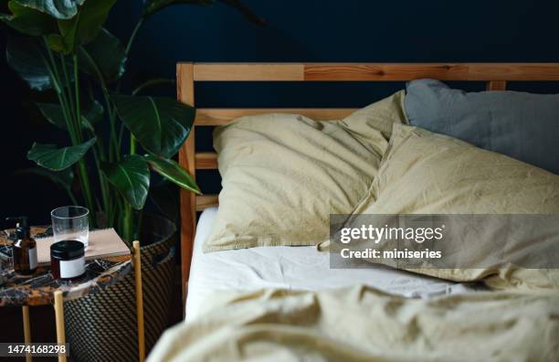 da sopra la foto di un letto disordinato a casa - lenzuolo foto e immagini stock