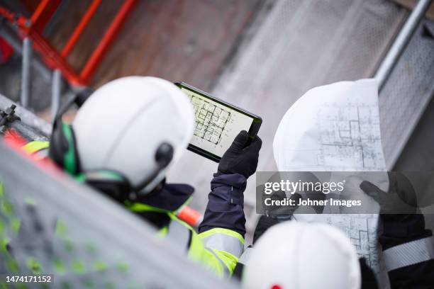 engineers using digital tablet at building site - division 2 個照片及圖片檔