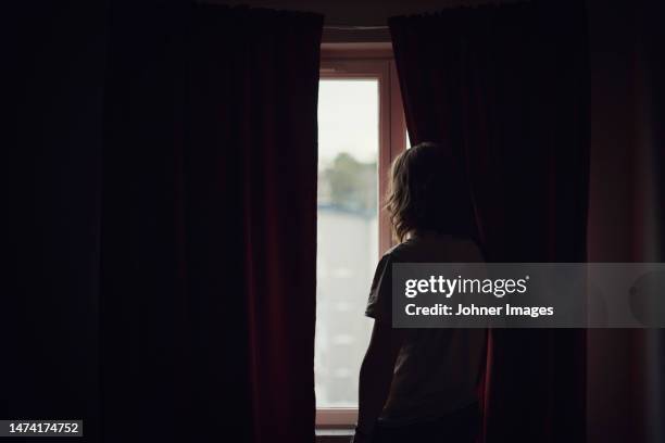 silhouette of person looking through window - hypochondria - fotografias e filmes do acervo