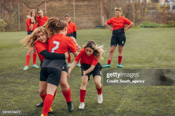 rugby-training für frauen - women's rugby stock-fotos und bilder