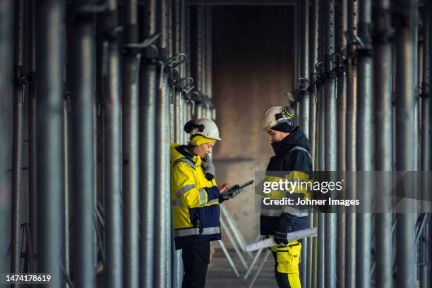 engineers talking at building site - gender gap stock pictures, royalty-free photos & images