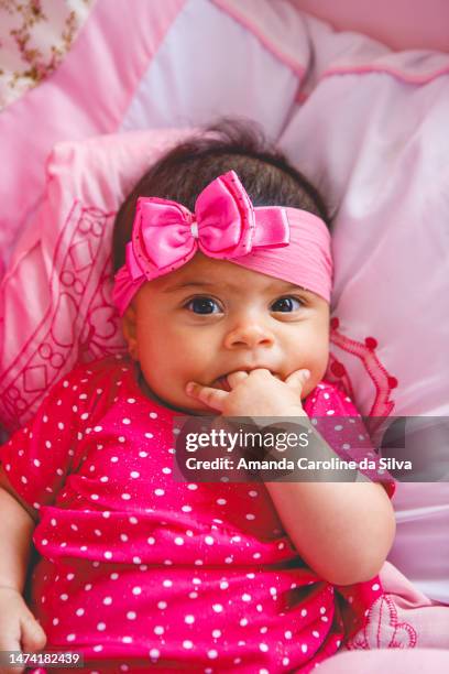 retrato de uma menina do bebê com o laço cor-de-rosa em sua cabeça - amanda rosa - fotografias e filmes do acervo