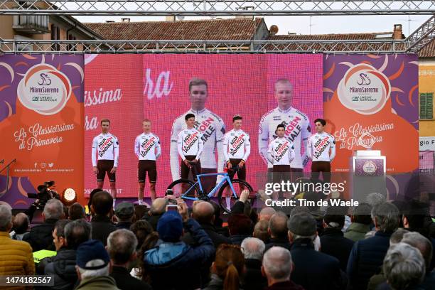 General view of Benoit Cosnefroy of France, Jaakko Hänninen of Finland, Lawrence Naesen of Belgium, Oliver Naesen of Belgium, Andrea Vendrame of...