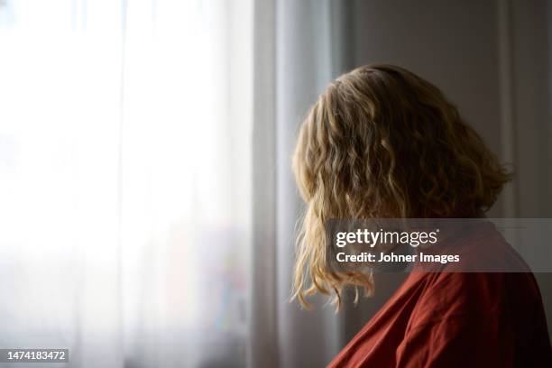 side view of person with blonde hair - nicht erkennbare person frau stock-fotos und bilder