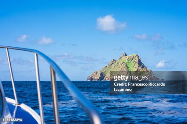 little skellig island from the boat, ireland - skellig michael 個照片及圖片檔