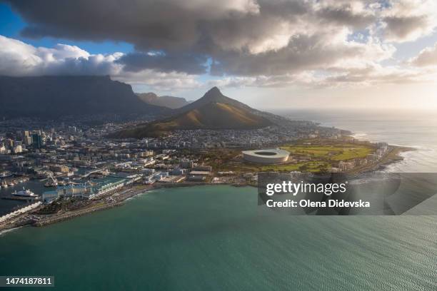 panorama of the city, cape  town, sudafrica - lion's head mountain stock pictures, royalty-free photos & images