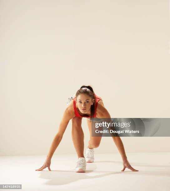 female runner in starting position. - runstudio stock pictures, royalty-free photos & images