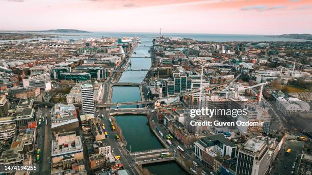 dublino irlanda vista aerea del fiume liffey e del centro città, vista aerea dello skyline di dublino e del ponte samuel beckett, veduta aerea della città di dublino, irlanda - dublin rooftop foto e immagini stock