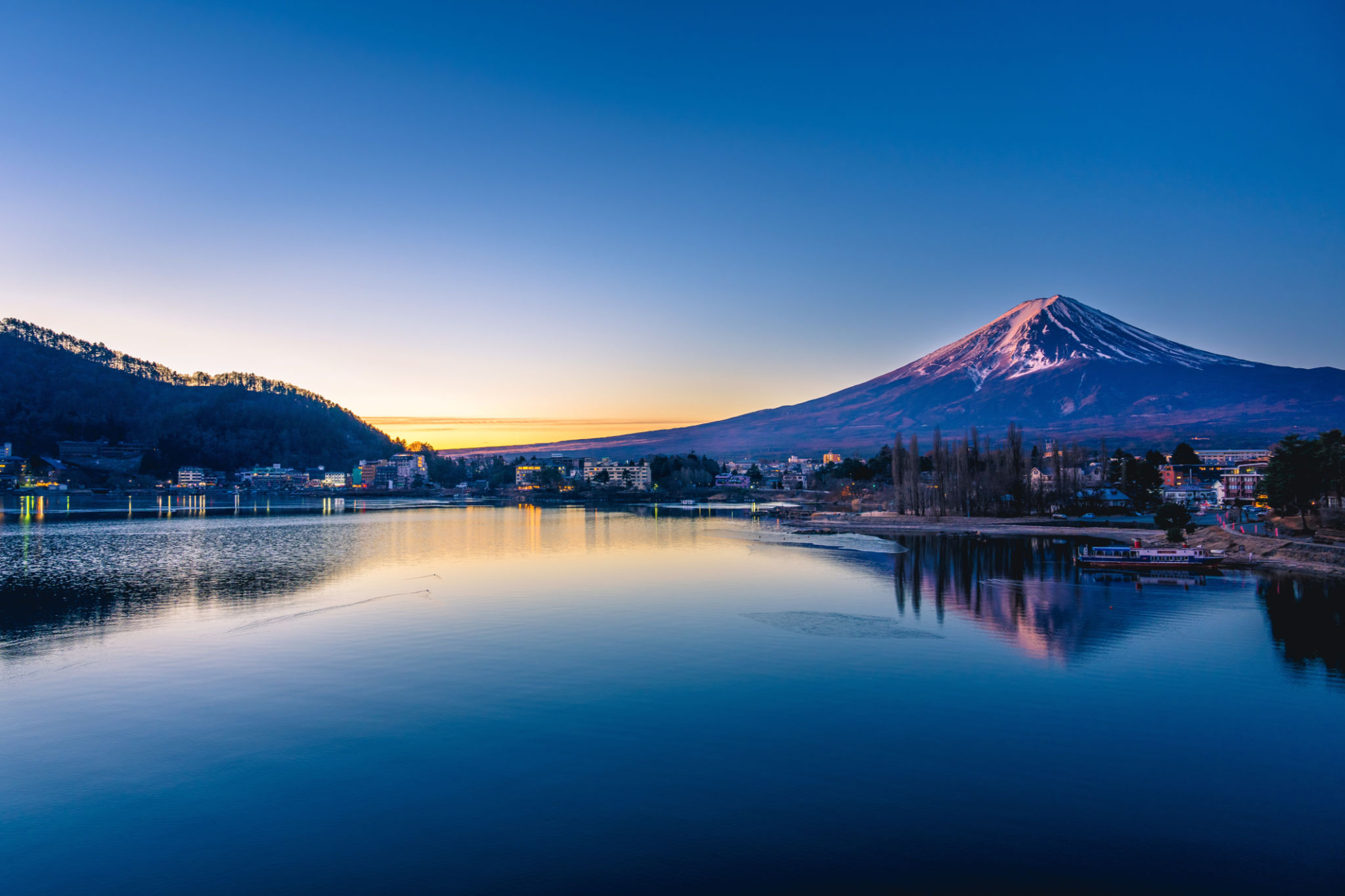 lake kawaguchi morning