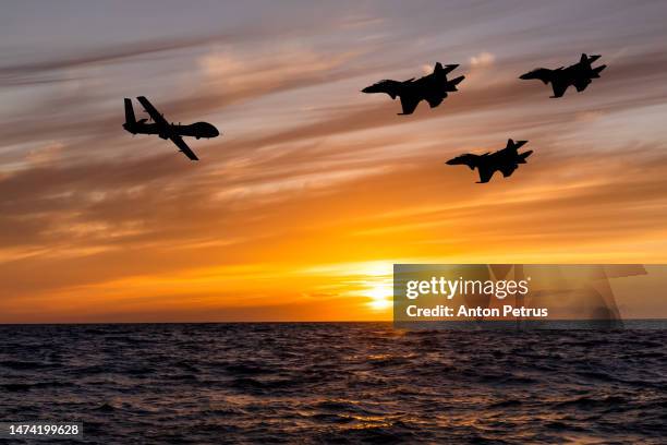 military unmanned aerial vehicle and fighter plane - industria de la defensa fotografías e imágenes de stock