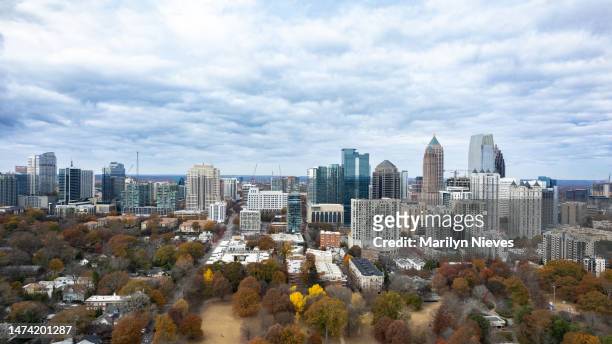 multiple construction cranes all over the city of atlanta - "marilyn nieves" stock pictures, royalty-free photos & images